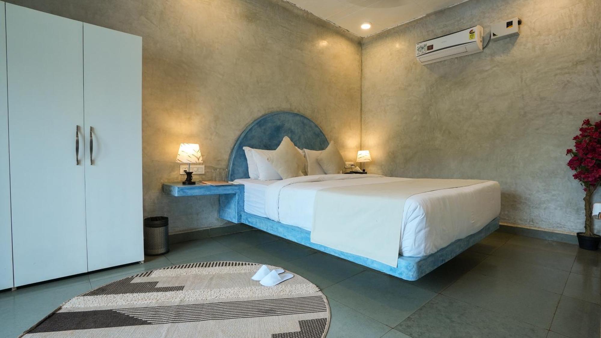 Whiteflower Resort Morjim Extérieur photo